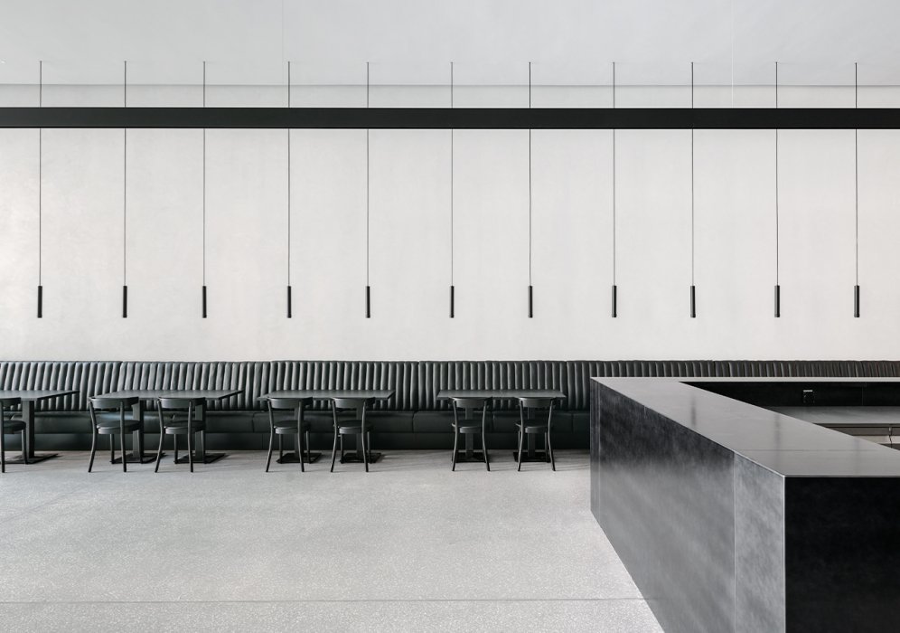 Geradlinige Beleuchtung im Café des Kunstmuseums Lausanne