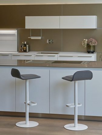 Barhocker mit gepolstertem Sitz, Stoffbezug aus recyceltem Material