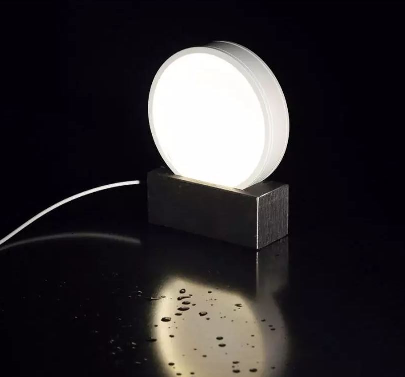 Wie man eine mit minimalistischem Stil eingerichtete Wohnung beleuchtet
